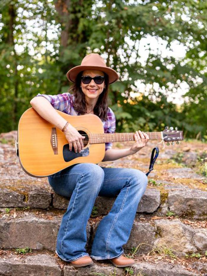 Moni von Free Range Chicks mit Gitarre und Hut